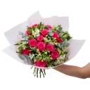 Kytice růží a alstromérií